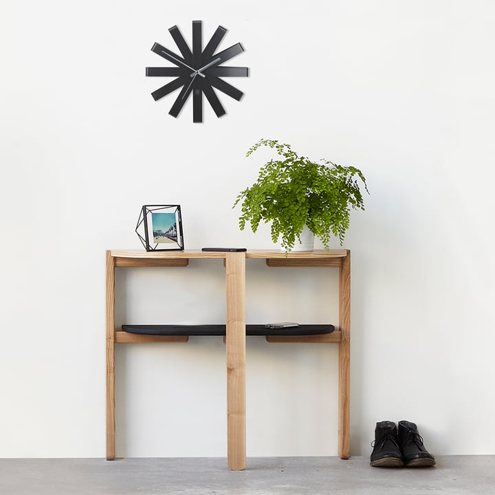 Design minimaliste de la montre de la maison Umbra