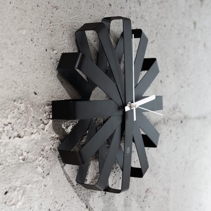 L'horloge murale moderne Ribbon de Umbra