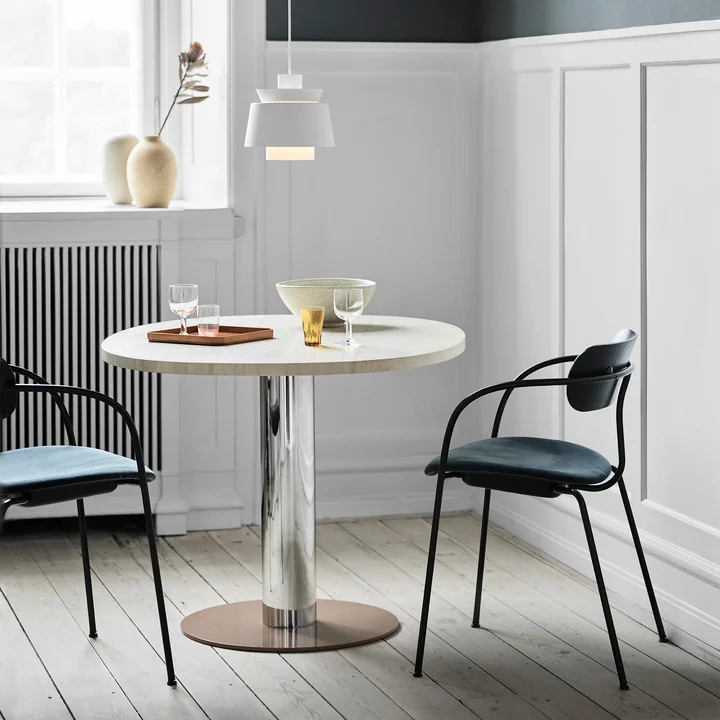 Coin petit-déjeuner avec petite lampe suspendue