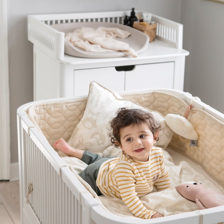 Le tour de lit piqué pour bébé de Sebra dans un petit lit blanc