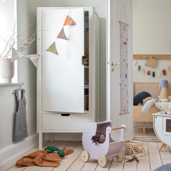 L'armoire pour enfants à une porte de Sebra derrière la porte de la chambre des enfants