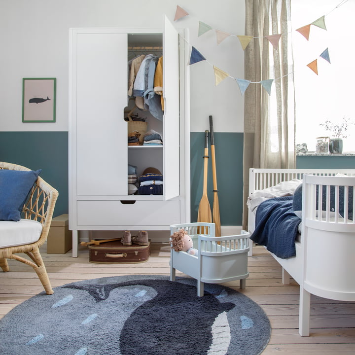 L'armoire pour enfants ouverte 2 portes de Sebra dans la chambre des enfants aux accents bleus