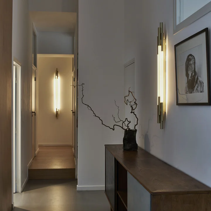 L'applique Org LED de DCW à la verticale dans le couloir noble au-dessus de la commode