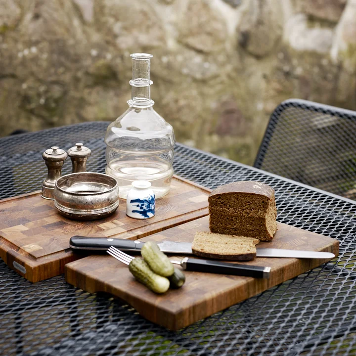 La planche à découper Dania sur la terrasse
