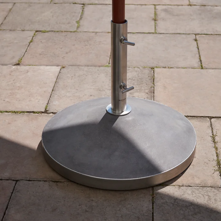 Le pied de parasol Capri sur la terrasse