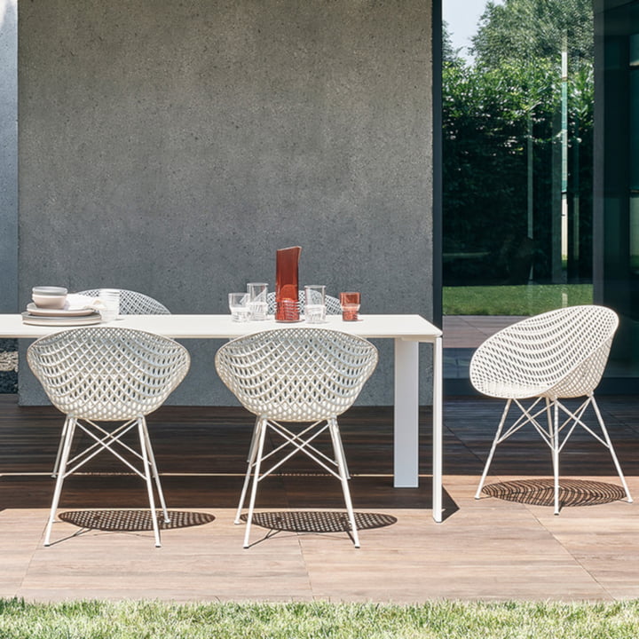 Chaises et vaisselle pour la terrasse