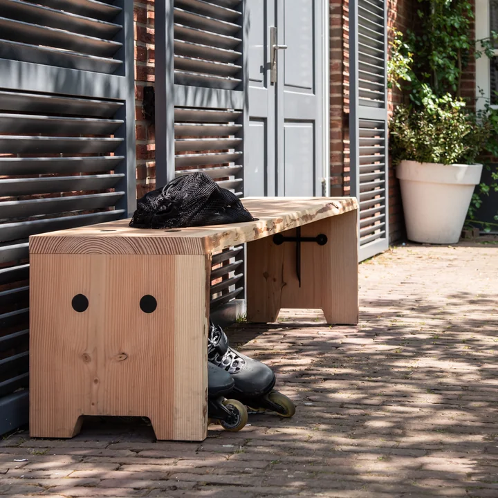 Le banc Forestry de Weltevree à l'extérieur sur le mur de la maison