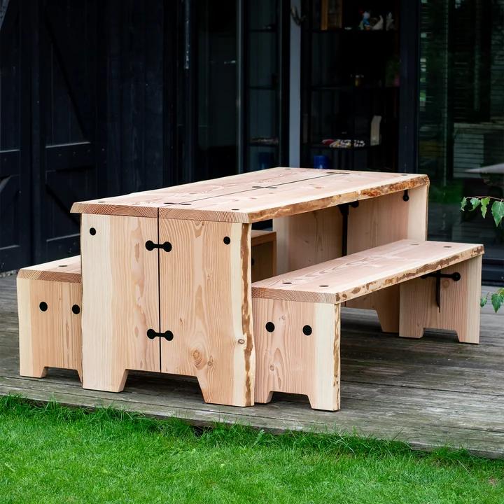 Le mobilier de jardin Forestry de Weltevree sur une grande terrasse en bois