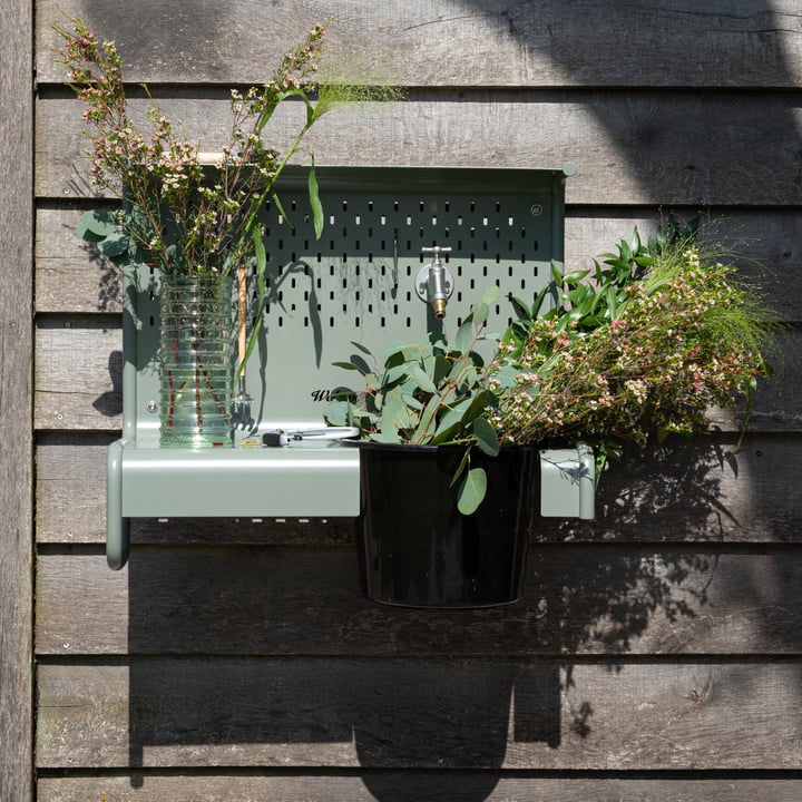 Waterworks La table de rangement pour robinet de Weltevree avec des fleurs du jardin