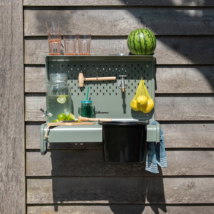 Waterworks La table de rangement du robinet de Weltevree avec des boissons rafraîchissantes et des citrons