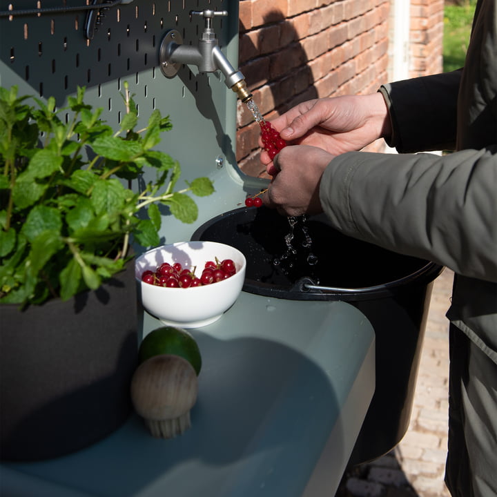 Waterworks La table de rangement du robinet de Weltevree pour laver les fruits du jardin