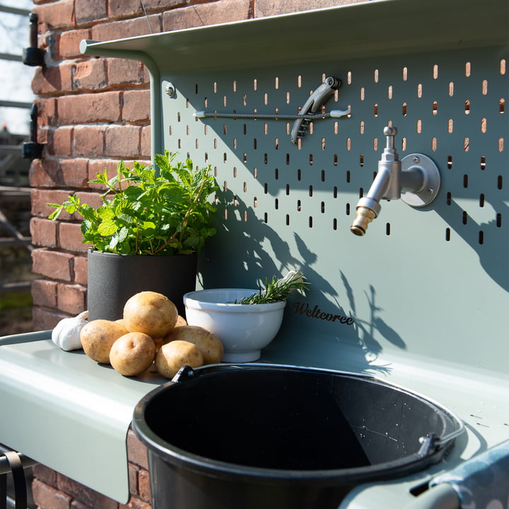 Waterworks La table de rangement du robinet de Weltevree avec des pommes de terre et des herbes