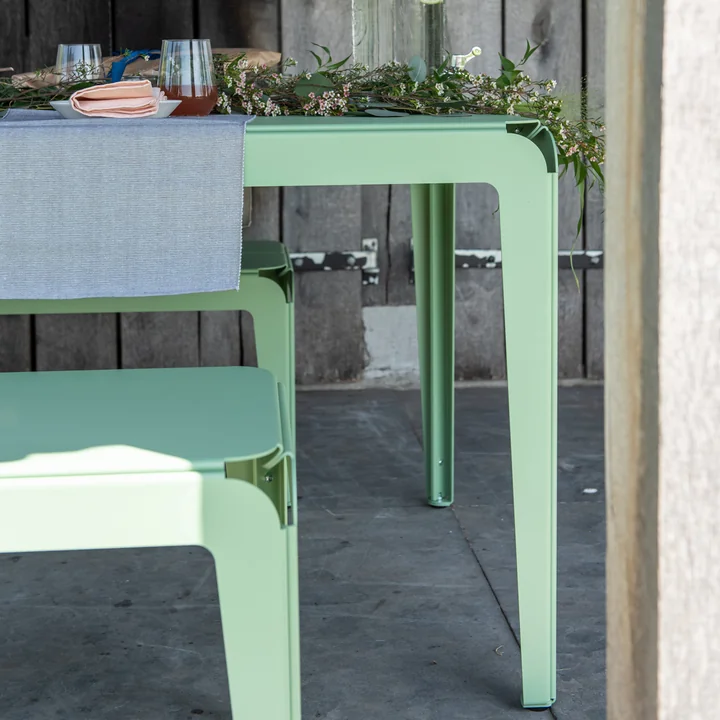 La table Bended dressée pour l'été avec des décorations florales