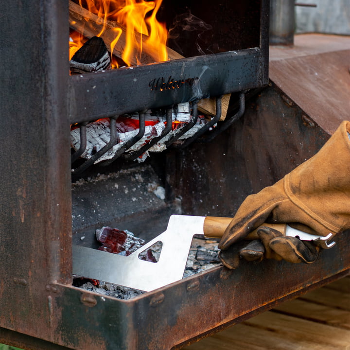 Le pousseur de charbon de bois utilisé sur le site Outdoor steel stove XL de Weltevree