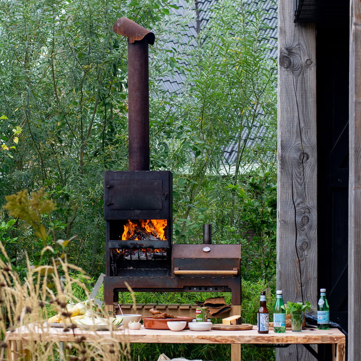 Outdoor Le poêle en acier XL de Weltevree derrière une table à manger d'extérieur