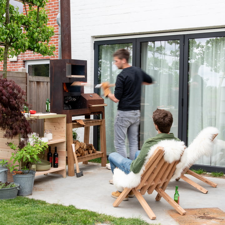 Outdoor Le poêle en acier XL de Weltevree sur la terrasse derrière la maison