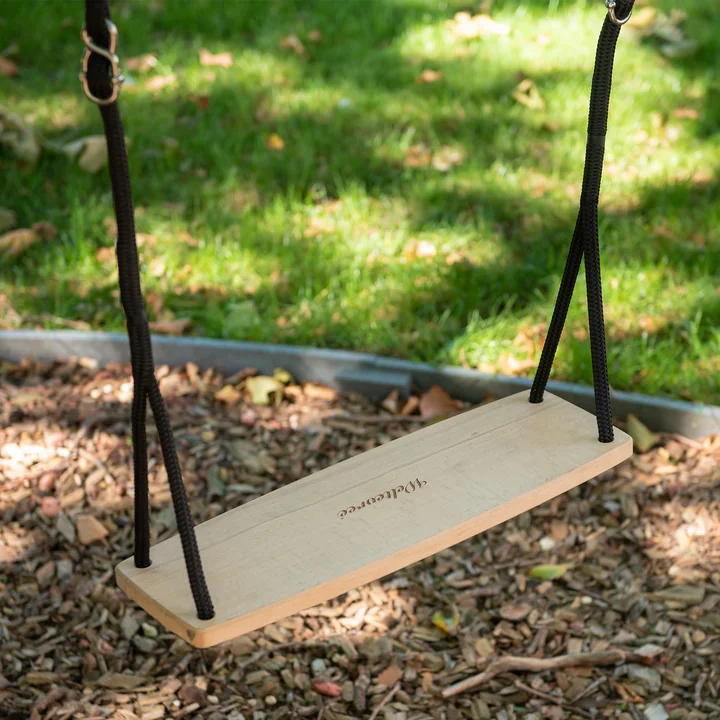 Sur le siège de la balançoire Swing de Weltevree est gravé le logo