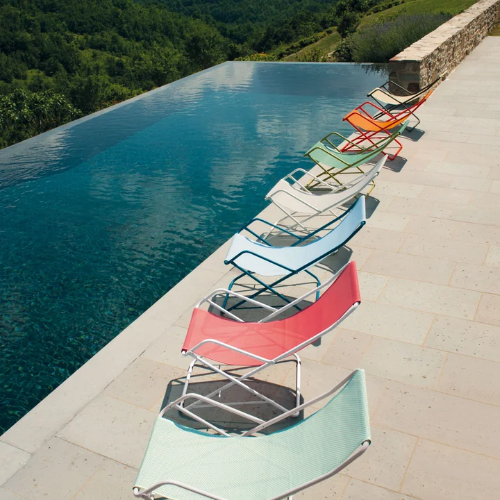 Le Bahama chaise longue de Emu dans ses différentes couleurs