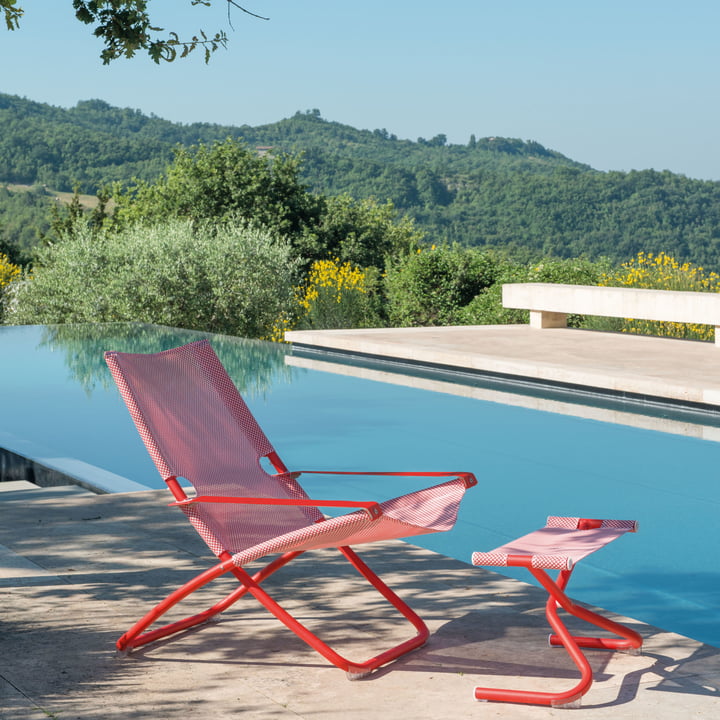 Le Snooze chaise longue et le Snooze pouf de Emu à la piscine