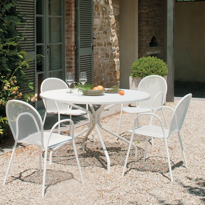 Le site Ronda mobilier de jardin de Emu sur la terrasse devant la maison