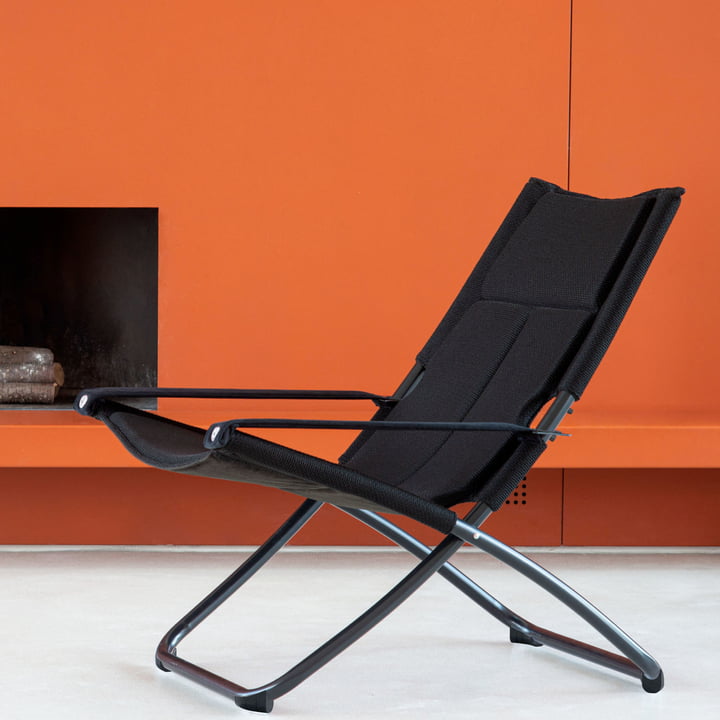 La chaise longue Snooze Cozy de Emu devant un mur orange