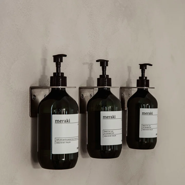 Le support mural Supply de Meraki avec des distributeurs de savon sur le mur