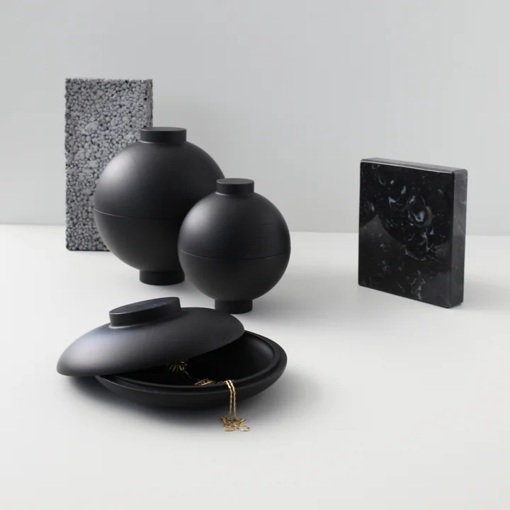 Des bols en bois intemporels en noir