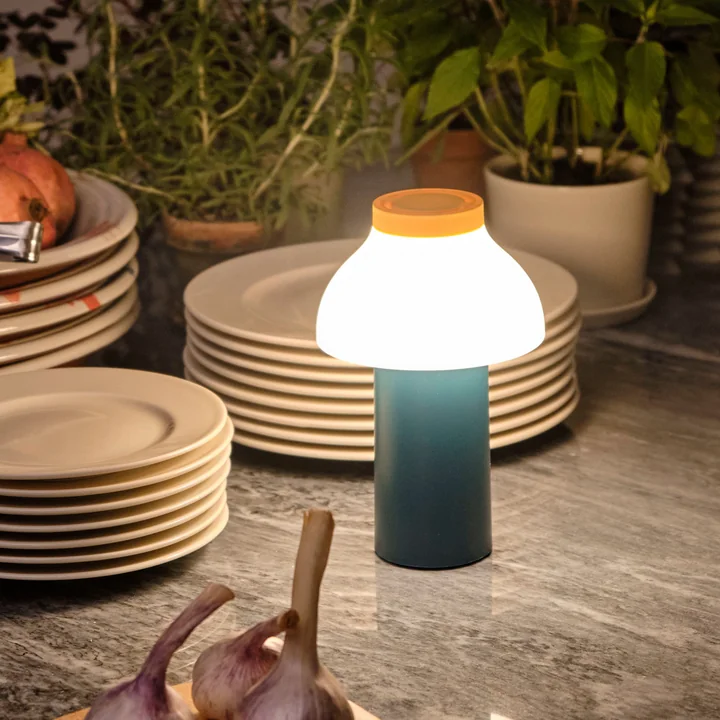 Lumière LED d'ambiance sur la table à manger