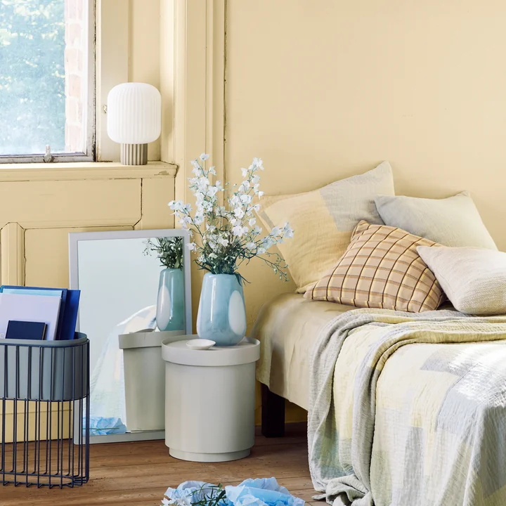 Le vase Ada Dot sur la tablette Ninna de Broste Copenhagen dans la chambre