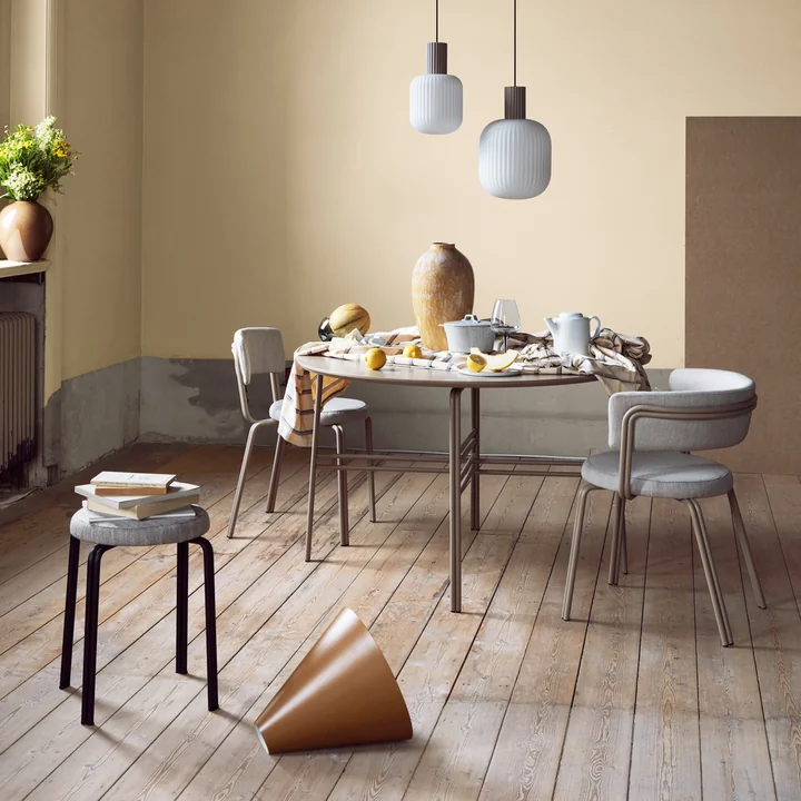 Une ambiance naturelle et simple dans la salle à manger avec des meubles et des accessoires de la marque Broste Copenhagen