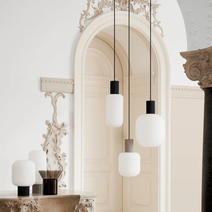 Lolly Les luminaires suspendus de Broste Copenhagen dans le hall d'entrée classique