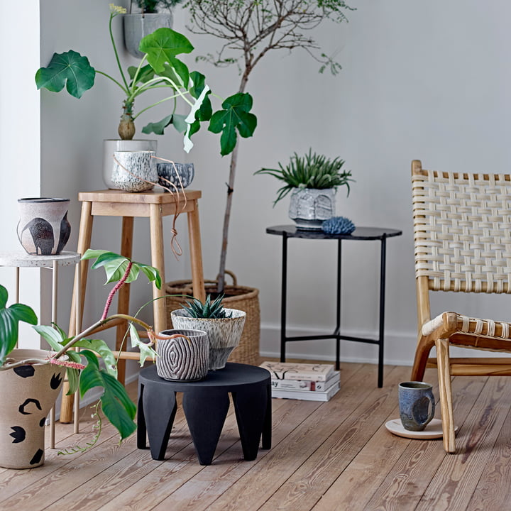 Le pot de fleurs Atena & Hena de Bloomingville sur une table à côté de nombreuses plantes