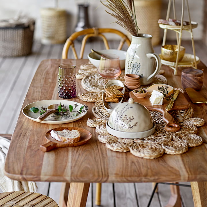 La vaisselle Bea de Bloomingville sur la table du petit-déjeuner en bois clair