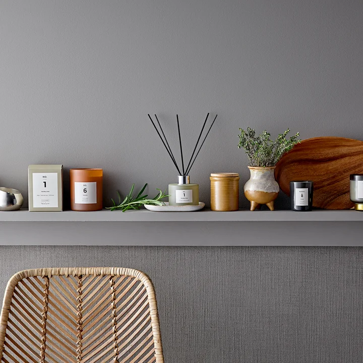 La bougie parfumée ILLUME de Bloomingville sur un sideboard à côté d'autres accessoires d'intérieur