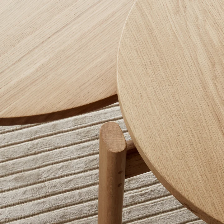 La table Passage Lounge de Audo est assemblée par l'utilisateur