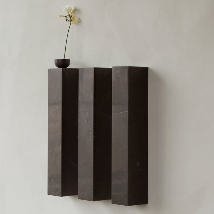 L'étagère verticale Plinth de Audo comme podium suspendu
