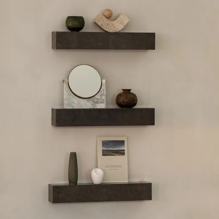 Plusieurs Plinth Étagères de Audo au mur