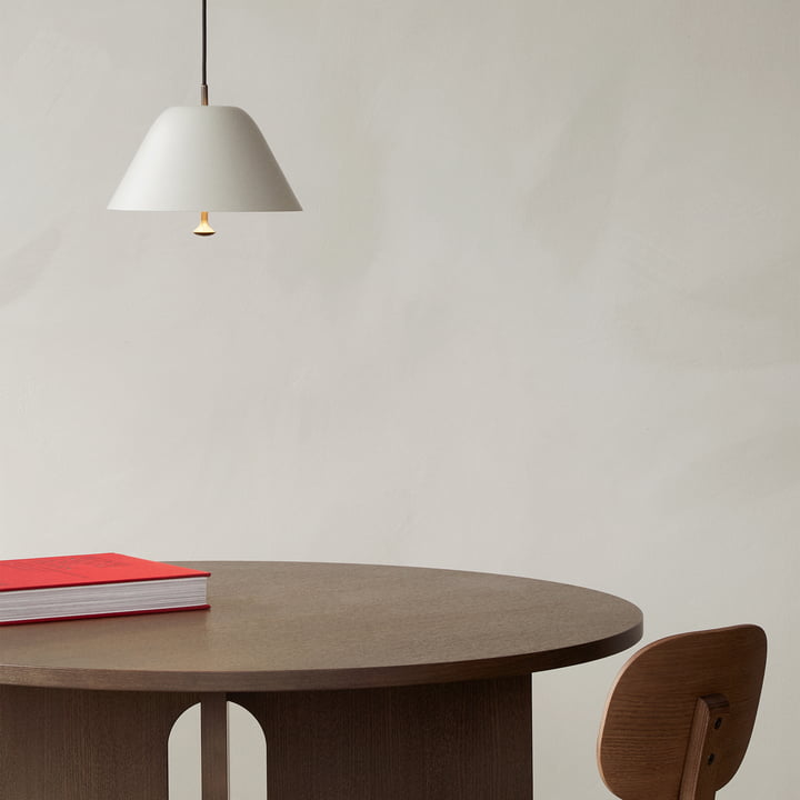 luminaire suspendu minimaliste au-dessus de la table à manger