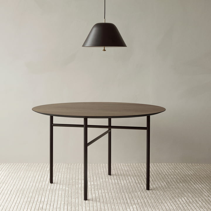 Table intemporelle pour le salon et lampe suspendue Levitate