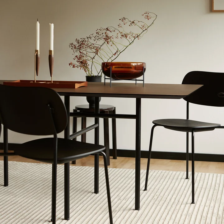 Table en bois élancée dans le salon