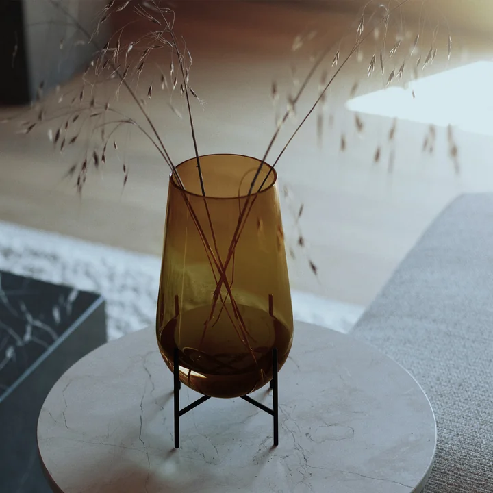 Le Échasse Vase de Audo avec des herbes individuelles