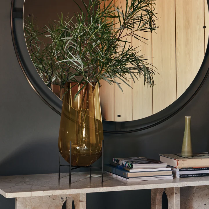 Le Échasse Le vase de Audo apporte la touche finale au sideboard