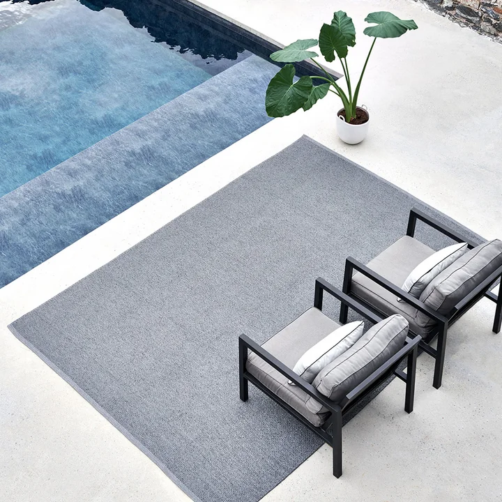 Tapis confortable au bord de la piscine