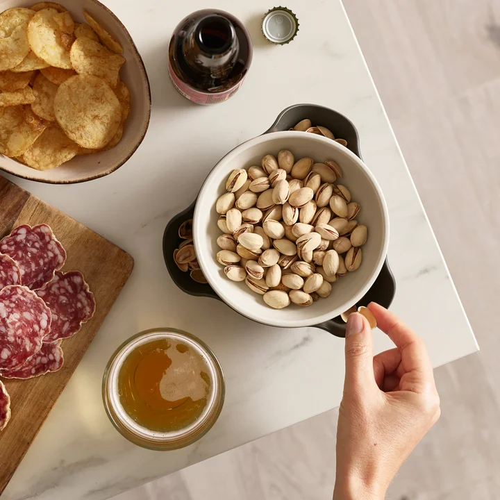 Le bol de service Double Dish de Joseph Joseph cache les graines, les épluchures et les miettes