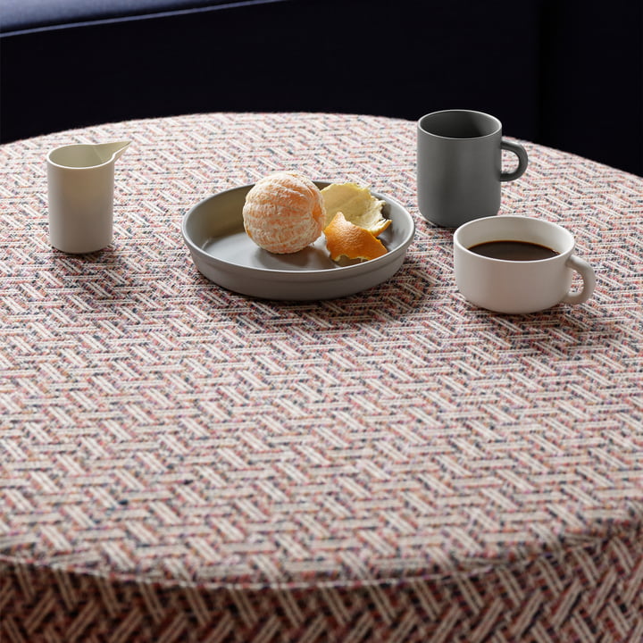 Le grand Silo Pouf de Normann Copenhagen comme rangement pour les tasses et les plateaux