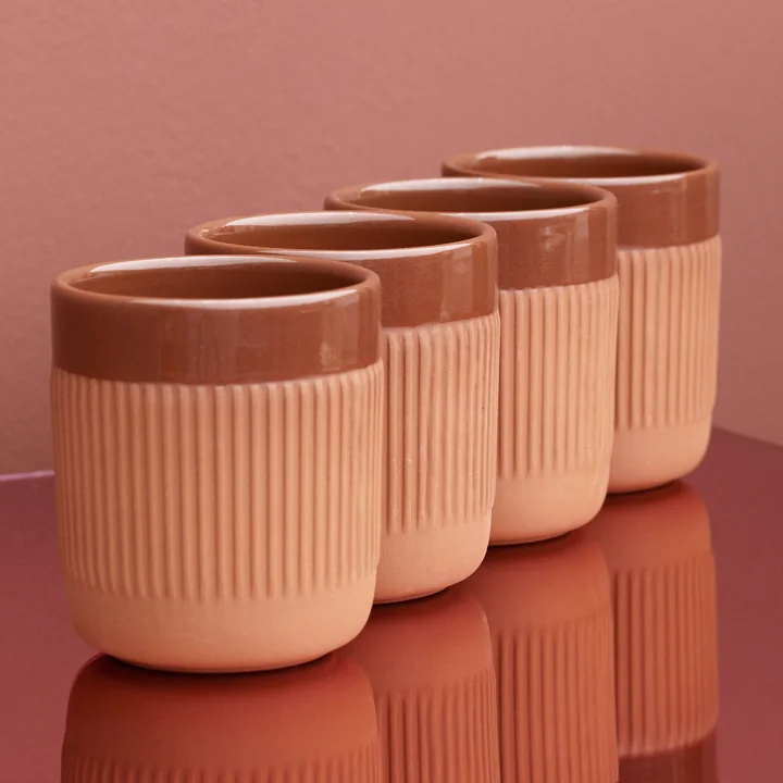 Les mugs Junto de Normann Copenhagen avec une surface mate et vitrée