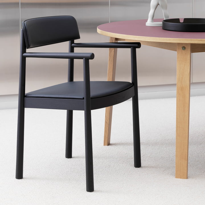 Le fauteuil rembourré Timb de Normann Copenhagen à la table à manger