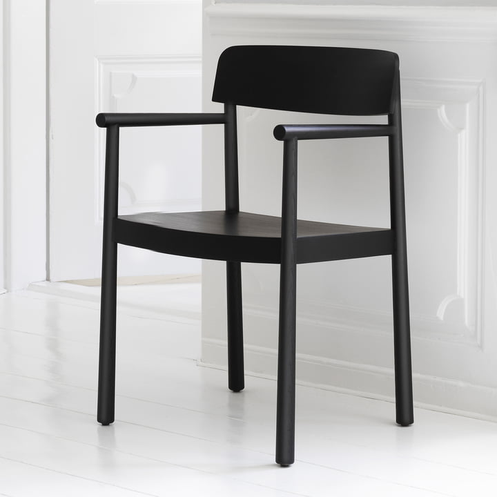 Le fauteuil Timb de Normann Copenhagen a une construction simple en bois.