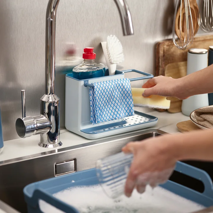 Le Caddy récipient à ustensiles de Joseph Joseph avec brosses, bouteilles et lingettes