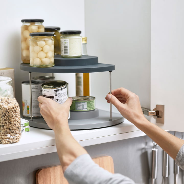 L'escalier à deux marches CupboardStore de Joseph Joseph avec des verres